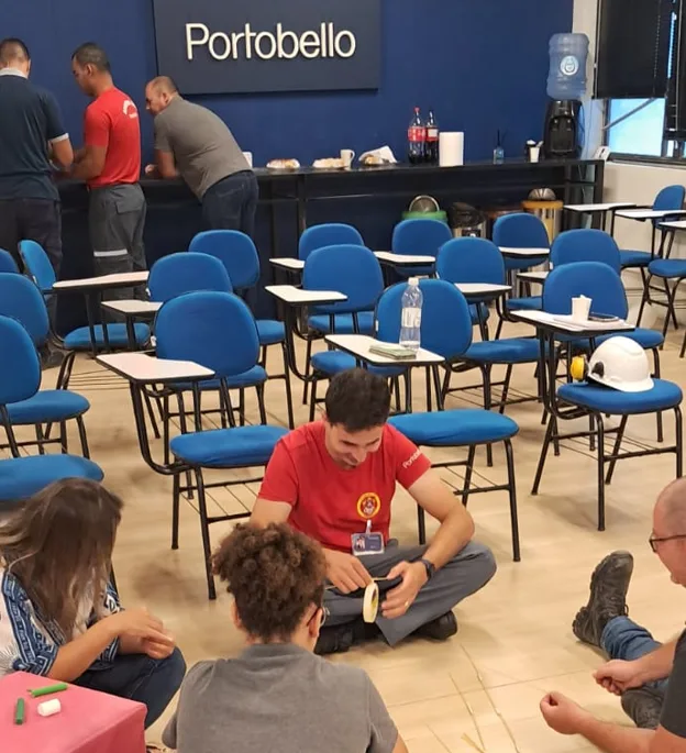 Sala de treinamento com colaboradores em dinâmica de grupo